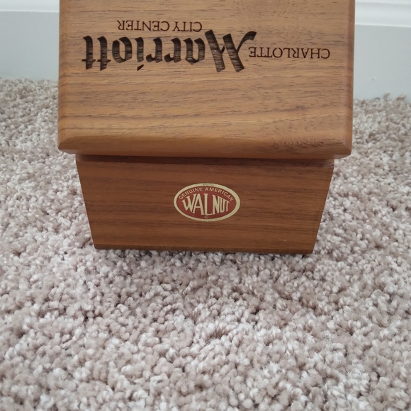 💥 CLOSET CLOSING SALE 💥 Genuine walnut wood recipe box - Picture 7 of 9